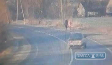 Лихач чудом избежал наезда на женщину с ребенком в райцентре Одесской области. Видео