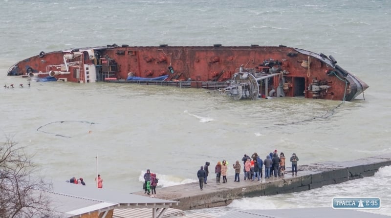 Затонувший танкер останется на побережье Одессы на все лето