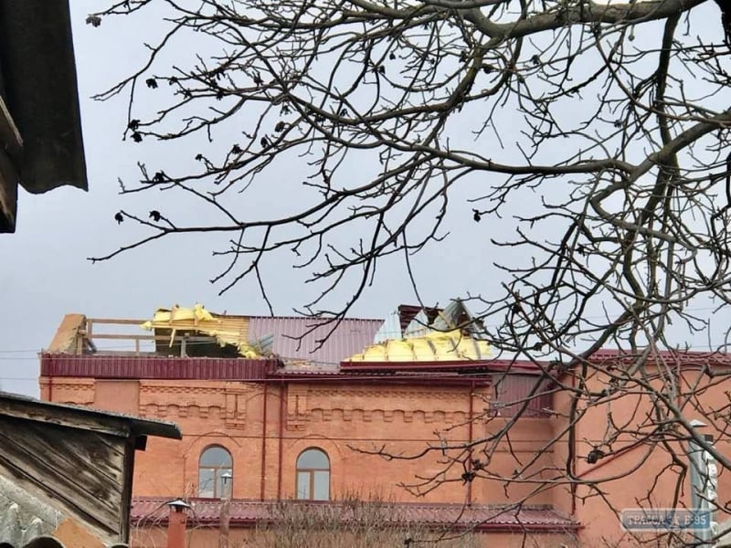 Штормовой ветер в Одесской области срывает крыши домов и валит деревья. Видео