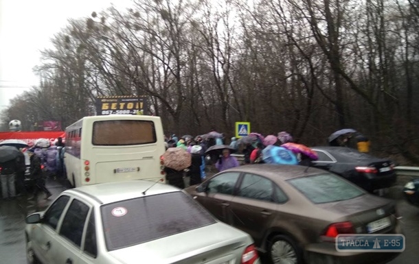 Трасса Одесса-Киев полностью перекрыта митингующими на въезде в столицу. Видео