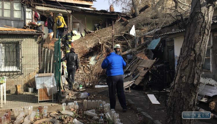 Женщина – инвалид оказалась под завалами старого дома, на который рухнуло дерево. Видео
