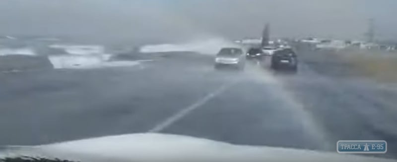 Хаджибейский лиман вышел из берегов и заливает Объездную дорогу в Одессе
