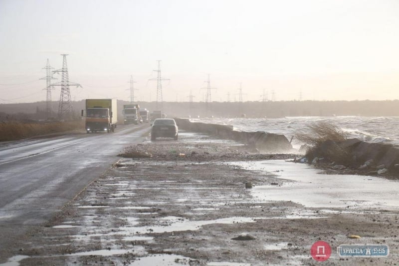 Из-за урагана в Хаджибейской дамбе под Одессой образовались две промоины