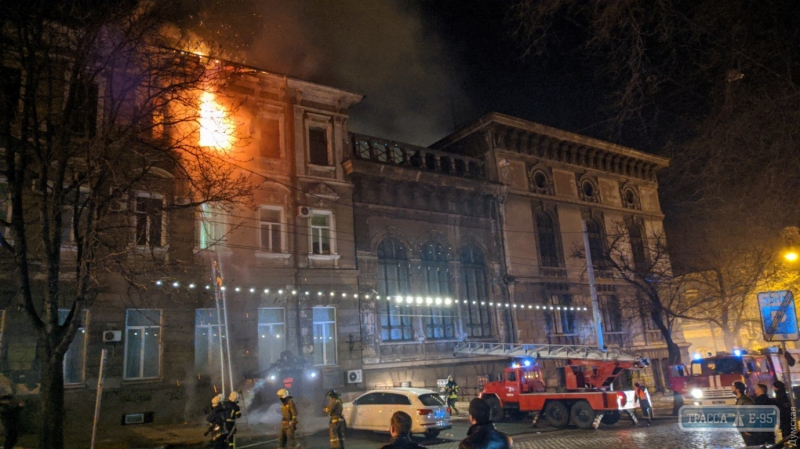 Старинное здание загорелось в центре Одессы