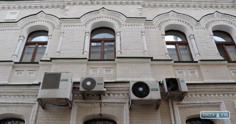 Мэрия Одессы не смогла заставить горожан убрать кондиционеры с фасадов исторических зданий