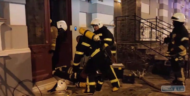 Пожарный пострадал при тушении памятника архитектуры в центре Одессы. Видео