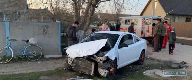 Chevrolet с ребенком в салоне протаранил микроавтобус и сбил пешехода в селе Одесской области. Видео