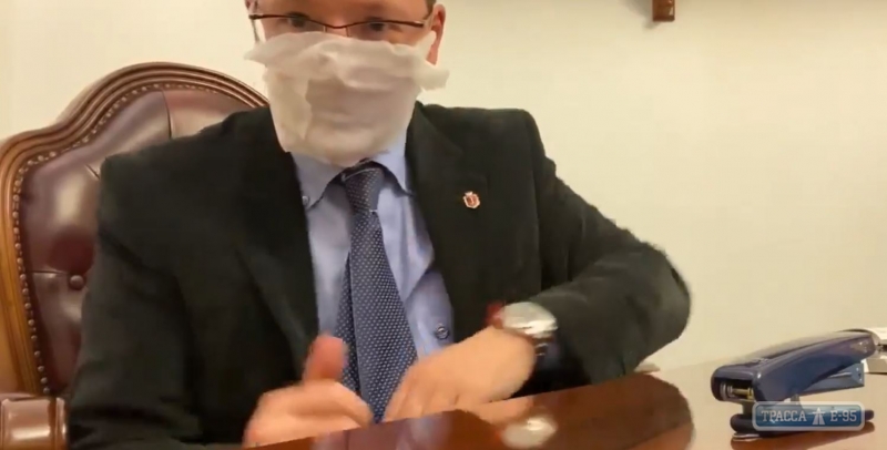 Вице-мэр Одессы показал, как изготовить самую дешевую защитную маску 
