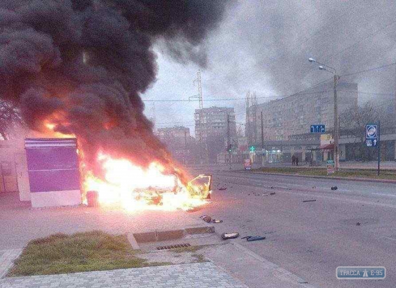 В Одессе лихач на скорости въехал в ларек: сгорел и МАФ, и автомобиль (фото)