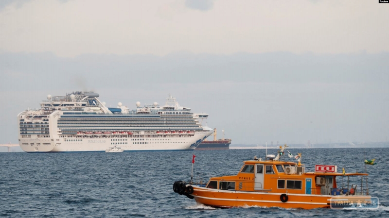 Более 20 украинцев заблокированы в море на зараженном коронавирусом круизном лайнере 