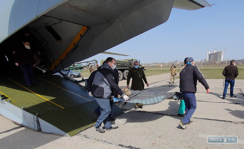 Спецборт доставил в Одессу 14 раненых на Донбассе бойцов