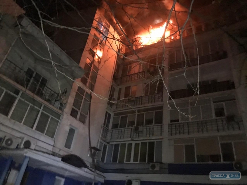 Пожарные более 6 часов тушили жилой дом в Одессе. Есть пострадавшие. Видео