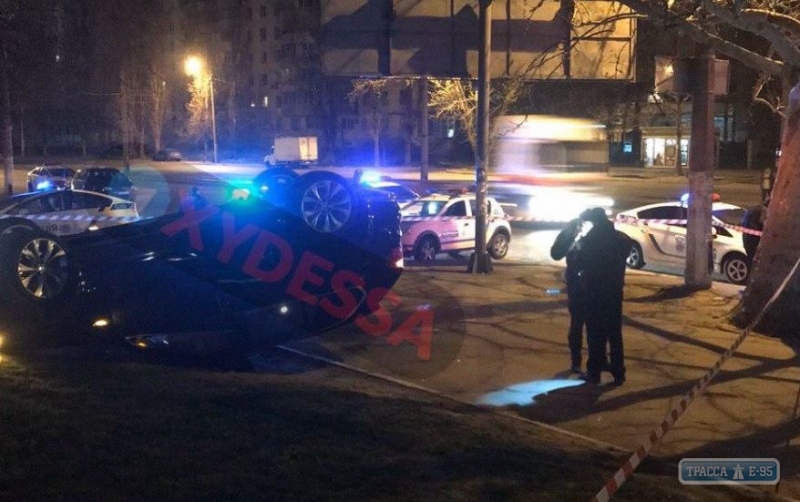 BMW X5 под управлением пьяного офицера полиции перевернулось ночью в Одессе