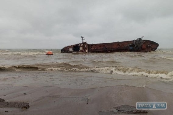 Генпрокурор взяла под личный контроль дело затонувшего в Одессе танкера Delfi