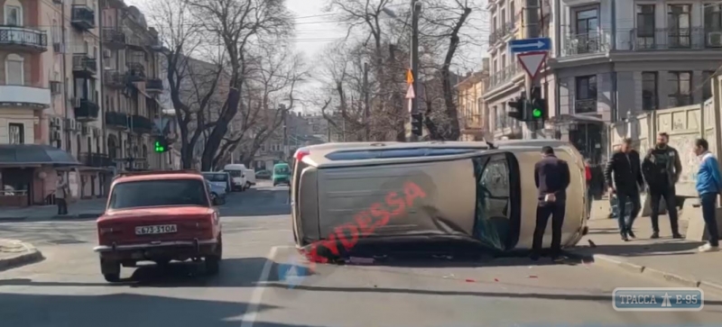 Автомобиль перевернулся в результате ДТП в центре Одессы. Видео