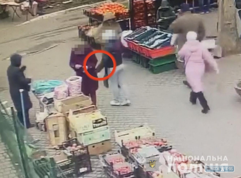 Полиция показала, как в Одессе обворовывают посетителей рынков. Видео