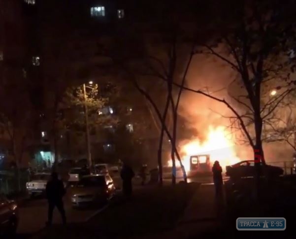 3 автомобиля сгорели во дворе одесской многоэтажки. Видео