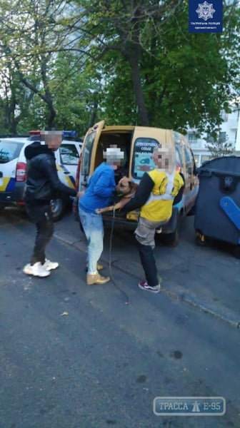 Патрульные стреляли на детской площадке в Одессе. Видео
