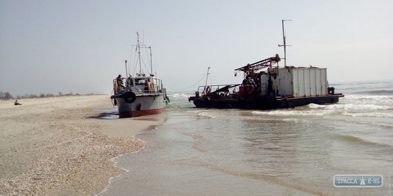 Выброшенное на берег в Одесской области судно пятый день не могут снять с мели