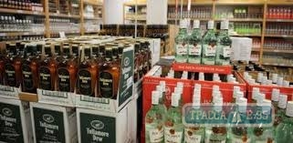 Одесский кладовщик вынес с работы алкогольные напитки на 100 тыс. грн