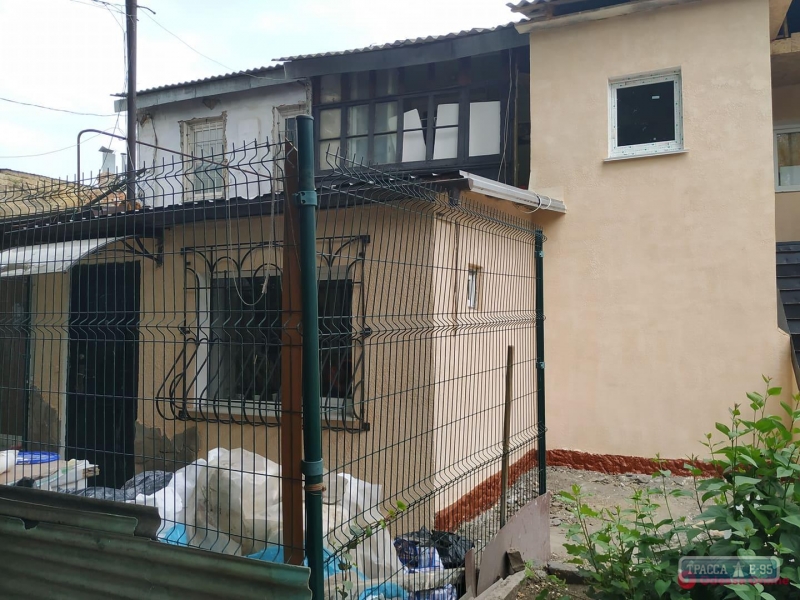 Одесские коммунальщики восстановили разрушенный ураганом дом