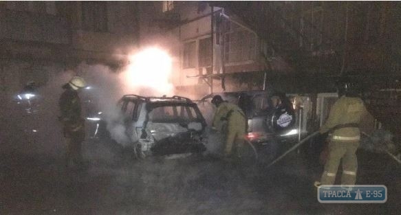 2 автомобиля сгорели в Одессе. Видео