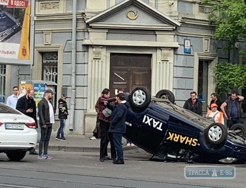Такси перевернулось на крышу в результате ДТП в центре Одессы
