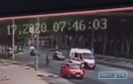 Пешеход бросился под автомобиль в Одессе. Видео