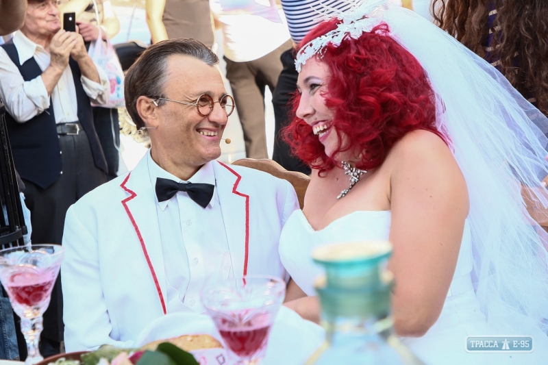 Одесская свадьба в День города на Молдаванке: застолье на весь двор, песни и остроумные тосты