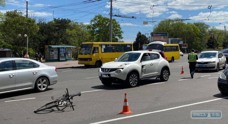 Автомобиль сбил велосипедиста в центре Одессы
