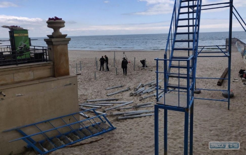 Арендатор одесского пляжа «Золотой берег» снова вбивает сваи в песок для своей стройки 