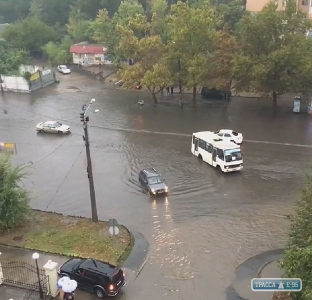 Улицы Одессы из-за сильного ливня превратились в реки (фото)