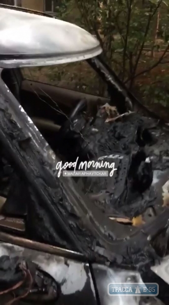 Автомобиль взорвался ночью в центре Одессы. Видео