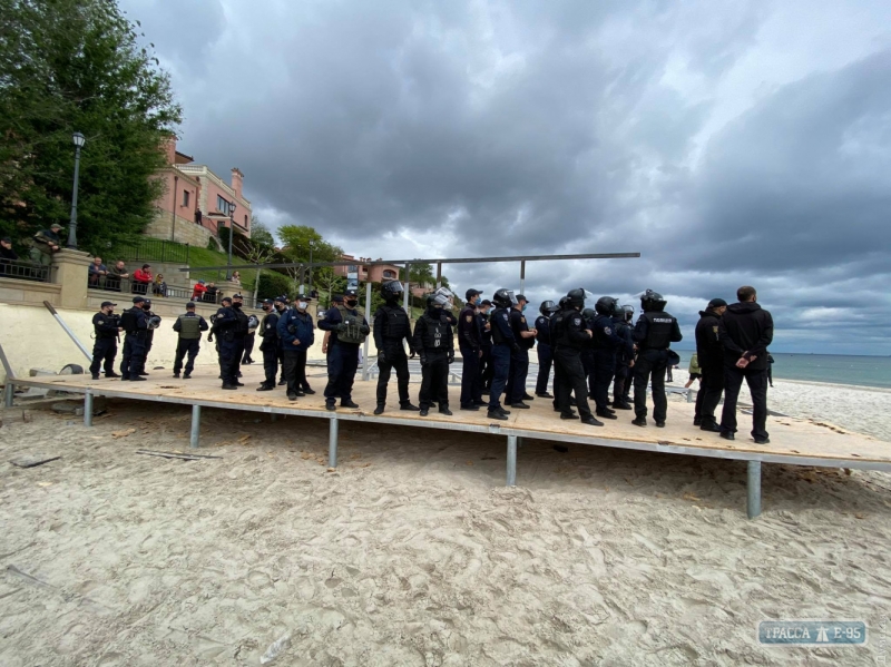 Полиция опять бросилась защищать незаконную стройку на песке одесского пляжа. Видео