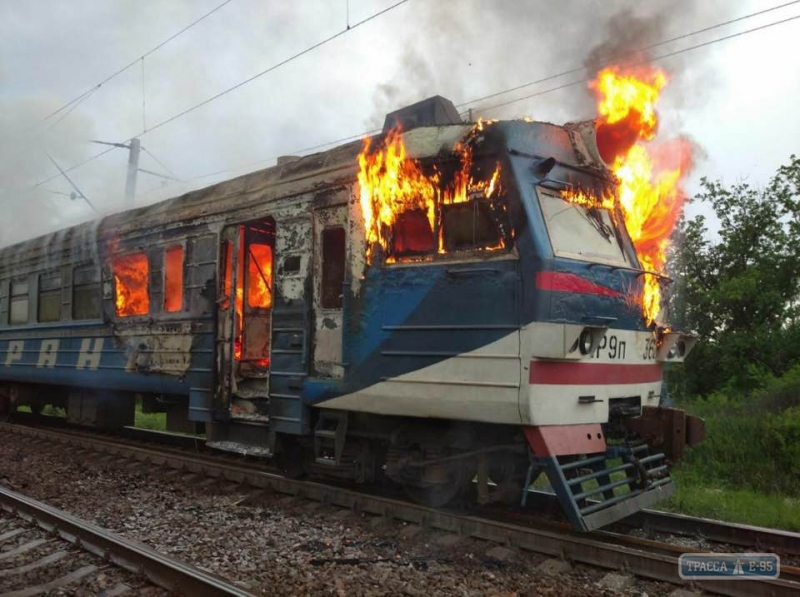 Электричка Одесской железной дороги сгорела. Фото, видео