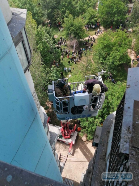 Одесские спасатели спустили мужчину с козырька балкона на 10 этаже