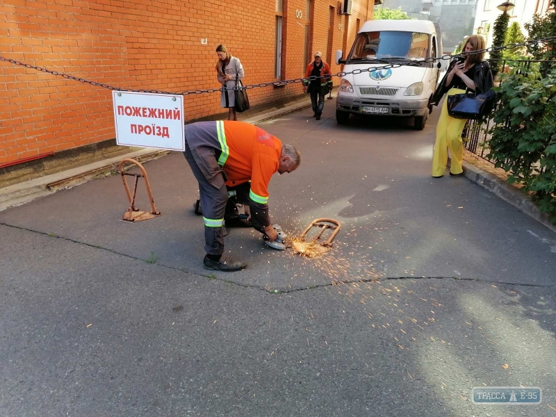 Власти Одессы начали расчищать дороги от самодельных юнипаркеров и «лежачих полицейских»