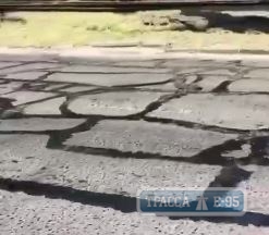 Дороги Одессы стали опасными из-за расплавленной смолы, выступившей после ремонтов. Видео