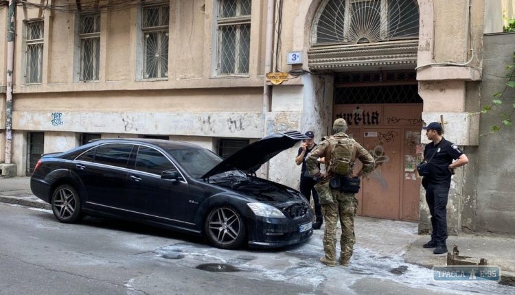Известному адвокату подожгли автомобиль в центре Одессы
