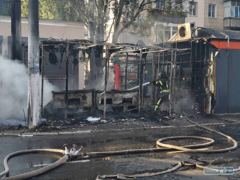 Торговый павильон сгорел утром в Одессе. Видео