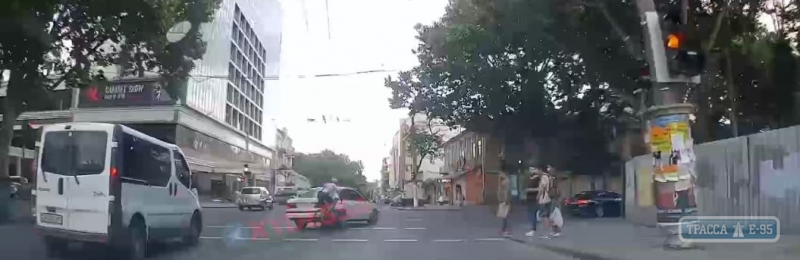 Автомобиль сбил велосипедиста в центре Одессы и скрылся. Видео