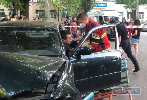 Водитель автомобиля, сбившего пешеходов в Одессе, умер в больнице. Видео