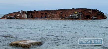 Судовладелец представил план подъема затонувшего в Одессе танкера