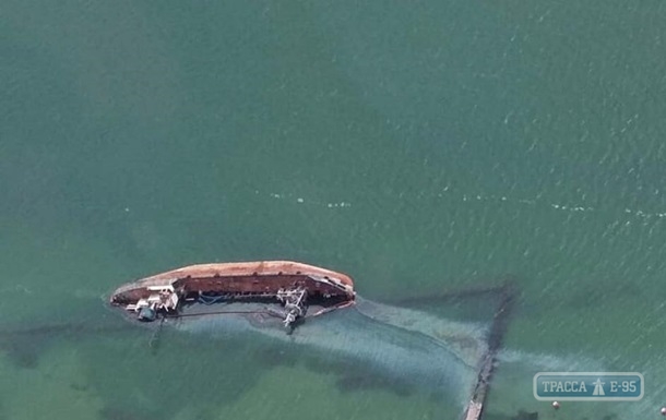 Нефтепродукты вытекли на одесский пляж из затонувшего танкера