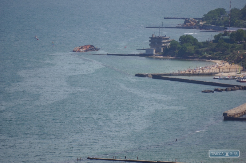 Нефтепродукты продолжают вытекать из затонувшего в Одессе танкера Delfi