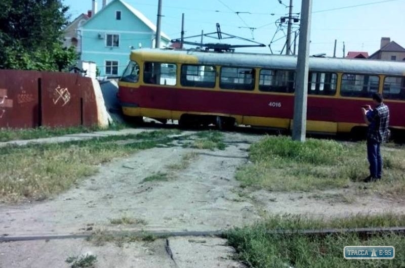 Видеорегистратор снял эпизод, как трамвай в Одессе протаранил забор частного дома