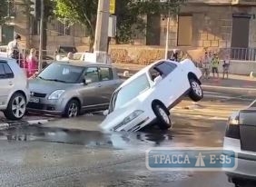 Две машины провалились под асфальт в Одессе. Видео 