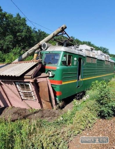 Поезд врезался в здание на Одесской железной дороге