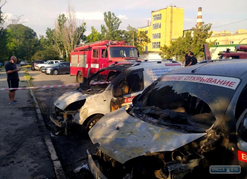 Два автомобиля сгорели в Одессе. Видео 