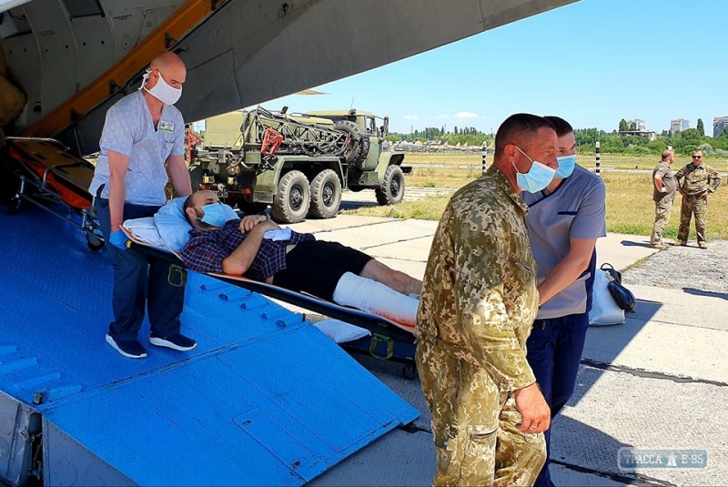 Спецборт доставил в Одессу 10 раненых на Донбассе бойцов